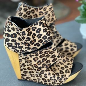 Messeca Coraline leopard heel